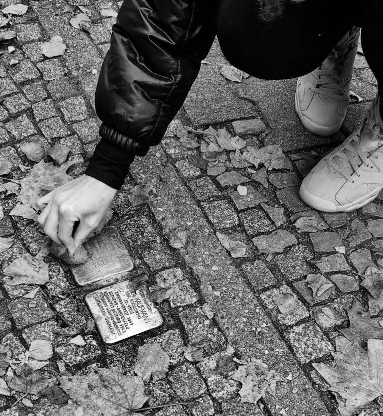 Stolpersteine putzen vor dem Jüdischen Krankenhaus